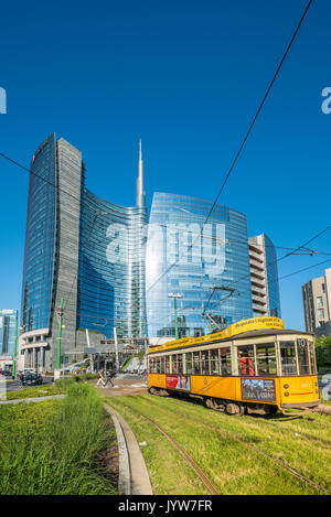 Mailand, Lombardei, Italien. Iconic Straßenbahn mit Porta Nuova Geschäftsviertel im Hintergrund. Stockfoto