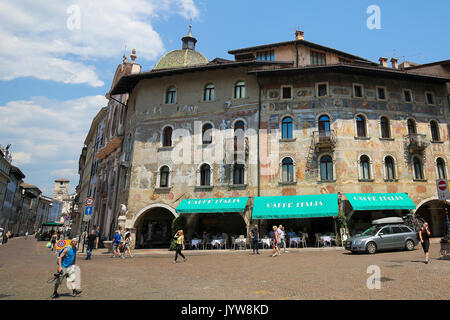 Fall Cazuffi-Rella, ein Palazzo aus dem 16. Jahrhundert an der Piazza Duomo in Trient, Trentino, Italien mit den berühmten Fresken von der Renaissance Künstler Fogolino Stockfoto