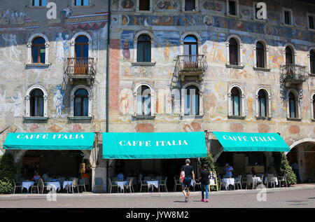 Fall Cazuffi-Rella, ein Palazzo aus dem 16. Jahrhundert an der Piazza Duomo in Trient, Trentino, Italien mit den berühmten Fresken von der Renaissance Künstler Fogolino Stockfoto