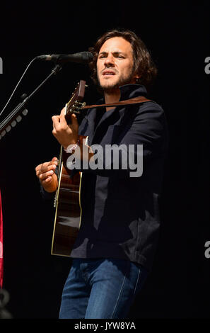 Jack Savoretti durchführen an den V-Festival im Hylands Park, Chelmsford. Stockfoto