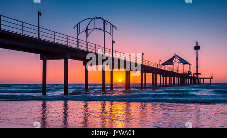 Brighton Beach Jetty silhoutte bei Sonnenuntergang, South Australia Stockfoto