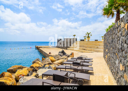 Sonnenliegen auf Coastal Promenade am Meer, Insel Madeira, Portugal Stockfoto