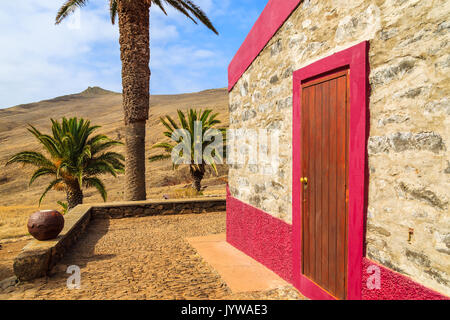 Altes Haus in Palm Tree Oase in der Wüste Landschaft auf Trekking Trail an der Punta de Sao Lourenco Halbinsel, auf der Insel Madeira, Portugal Stockfoto