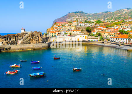 Anzeigen von Camara de Lobos Hafen mit bunten Fischerboote auf Meer, auf der Insel Madeira Stockfoto