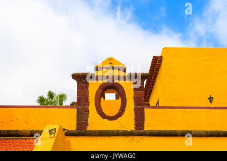 Gelbe Farbe Fassade der alten Festung Sao Tiago in Funchal, Madeira, Portugal Stockfoto