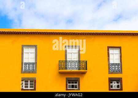 Gelbe Farbe Fassade mit Windows der alten Festung Sao Tiago in Funchal, Madeira, Portugal Stockfoto