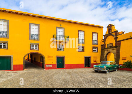 FUNCHAL, MADEIRA - 25. AUGUST 2016: Amerikanische Oldtimer Auto auf den Hof der militärischen Museum im Alten Schloss Fortaleza de Sao Tiago in Funchal geparkt. Stockfoto