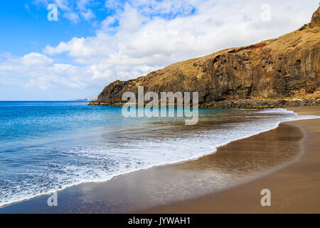 Ocean Wave auf schönen Prainha Strand mit goldenem Sand, der Insel Madeira, Portugal Stockfoto