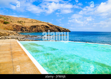 Infinity Pool auf vulkanischen Küste der Insel Madeira, Portugal Stockfoto