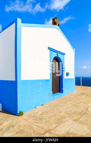 Weiß und Blau kleine Kirche auf einer Klippe in der Nähe von Canical Stadt an der Küste der Insel Madeira, Portugal Stockfoto