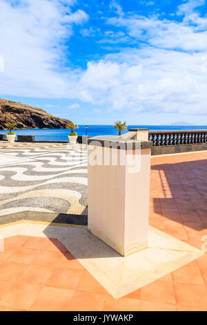 Sonnige Terrasse und Blick auf die Uferpromenade entlang der Ozean in der Nähe von Canical Stadt, Insel Madeira, Portugal Stockfoto