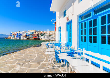 Typisch griechischen Taverne in Little Venice, ein Teil der Stadt Mykonos auf der Insel Mykonos, Griechenland Stockfoto