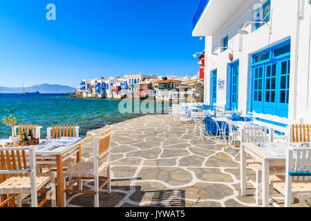 Insel Mykonos, Griechenland - 16. MAI 2016: typisch griechischen Taverne in Little Venice, ein Teil der Stadt Mykonos auf der Insel Mykonos, Griechenland. Stockfoto