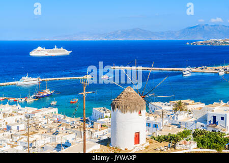 Berühmte weiße Windmühle mit roten Tür mit Blick auf den Hafen von Mykonos, Mykonos, Griechenland Stockfoto