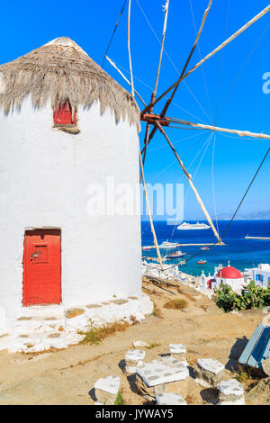 Berühmte weiße Windmühle mit roten Tür mit Blick auf den Hafen von Mykonos, Mykonos, Griechenland Stockfoto