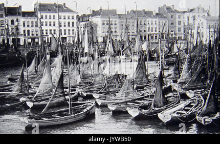 C 1940. Kleine Fischerboote im Hafen von Ostende, Belgien Stockfoto