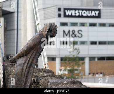 Skulptur der ehemalige Bürgermeister John Le Fleming auf Southampton Brücke mit Westquay Einkaufszentrum Marks und Spencer store und Logo im Hintergrund. Stockfoto