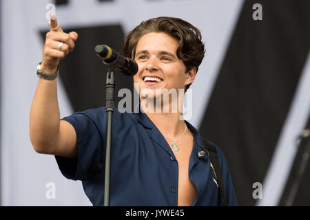 Bradley Simpson der Vamps führt auf der MTV Bühne während der V Festival in Weston Park in Shifnal, Staffordshire. Stockfoto