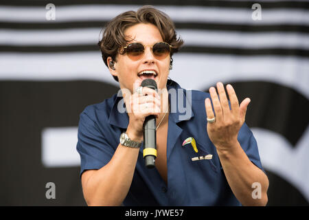 Bradley Simpson der Vamps führt auf der MTV Bühne während der V Festival in Weston Park in Shifnal, Staffordshire. Stockfoto