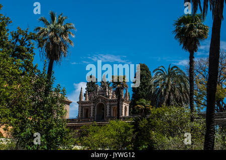 Spanien: architektonische Details und Aussicht auf die Gärten von Charles V des Alcazar von Sevilla, Royal Palace herausragendes Beispiel der Mudejar Architektur Stockfoto