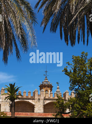 Spanien: architektonische Details und Aussicht auf die Gärten von Charles V des Alcazar von Sevilla, Royal Palace herausragendes Beispiel der Mudejar Architektur Stockfoto