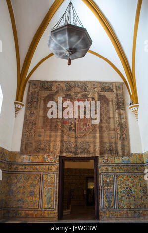 Innenräume der Patio del Crucero, Innenhof des Alcazar von Sevilla, Royal Palace Beispiel Mudejar Architektur, Renaissance und Barock Dekorationen Stockfoto