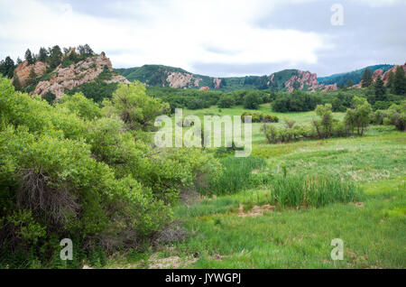 Wiese und rotem Sandstein Felsformationen in Roxborough State Park in Douglas County Colorado Stockfoto