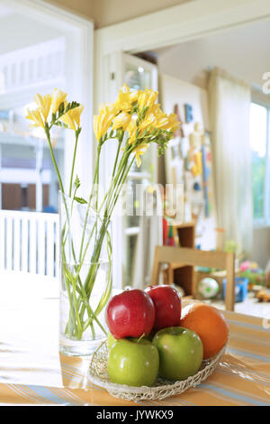 Einige grüne und rote Äpfel und Orangen in einem Korb auf den Tisch legen Stockfoto