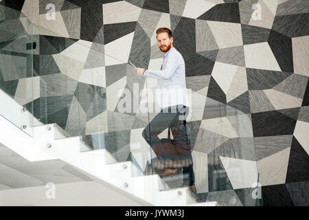 Dynamische gut aussehender Geschäftsmann Stockfoto