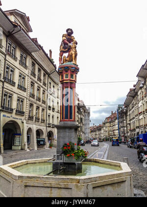 Schöne Stadt Street View der bunten mittelalterlichen Samson Statue auf kunstvolle Brunnen in Bern, Schweiz. Der Brunnen ist nach Han zugeschrieben Stockfoto