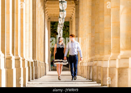 Paar spaziergang Hand in Hand im Palais Royal in Paris. Stockfoto