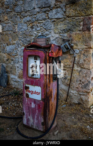 Alte Kraftstoff Benzin pumpe, Tatoi, Griechenland Stockfoto