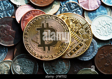 Golden Bitcoin Münze auf einem anderen Münzen Stockfoto