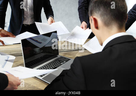 Business Mann erhalten zusätzliche Arbeit von Kollegen, Frist Konzept Stockfoto