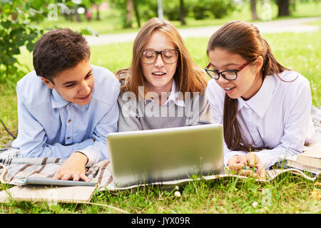 Gruppe von Studenten auf Arbeit fokussiert Stockfoto