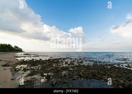 Nachmittag Himmel am Strand von Pemuteran, Bali, Indonesien Stockfoto