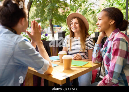 Gruppe von Jugendlichen studieren in Cafe Stockfoto