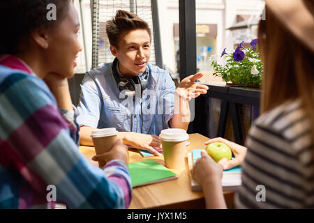 Asiatische Student Gespräch mit Freunden im Cafe Stockfoto