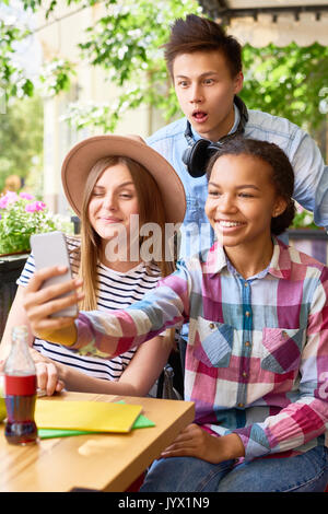 Freudige Studenten Selfie im Cafe Stockfoto