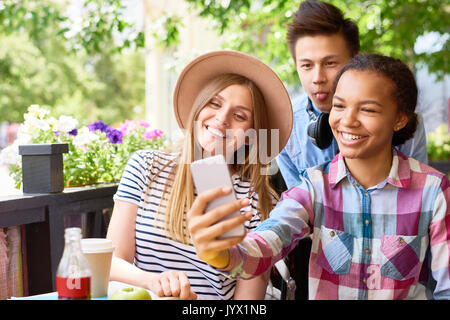 Freunde von selfie im Cafe Stockfoto