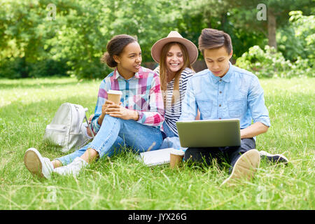 Gruppe der glücklichen Studenten genießen Sie brechen auf Rasen Stockfoto