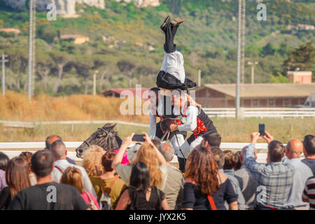 Festival Sardinien, ein 3 Mann Team eine traditionelle Reiten Meisterstück im Ippodrome Rennstrecke während der cavalcata Festival in Sassari durchführen. Stockfoto