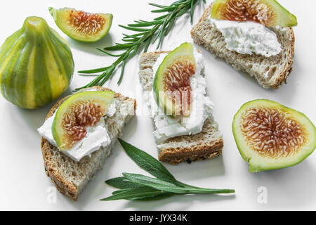Scheiben Brot mit Käse und Feigen Stockfoto