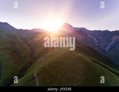 Berg Kazbeg und Stepantsminda Stockfoto