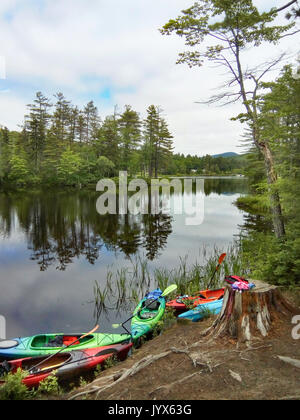 Leere Einzel- und Breitensport und Kajaks tethered entlang der Küste bei Bryant Teich in Maine, USA. Stockfoto