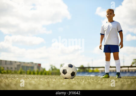 Happy Boy im Fußball Feld Stockfoto