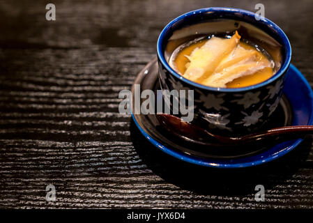 Japanische Gedämpftes Ei mit Butter gegrillter Abalone Stockfoto