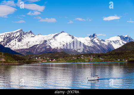 Yacht segeln bestanden die schneebedeckten Berge entlang Arhaugfjorden Fjord auf der norwegischen Westküste im Sommer. Halsa, Nordland, Norwegen, Skandinavien Stockfoto