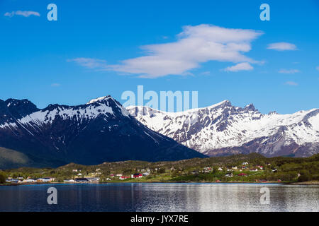 Offshore Blick auf schneebedeckte Berge und ländlichen Kommune neben Arhaugfjorden auf norwegischen Westküste im Sommer. Halsa, Nordland, Norwegen Stockfoto