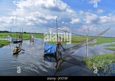 MUNSHIGANJ, BANGLADESCH - 19. AUGUST 2017: Fischernetz für Fische fangen bei Arial Kaution an Sreenagar, Munshiganj, Bangladesh, 19. August 2017. Arial Stockfoto